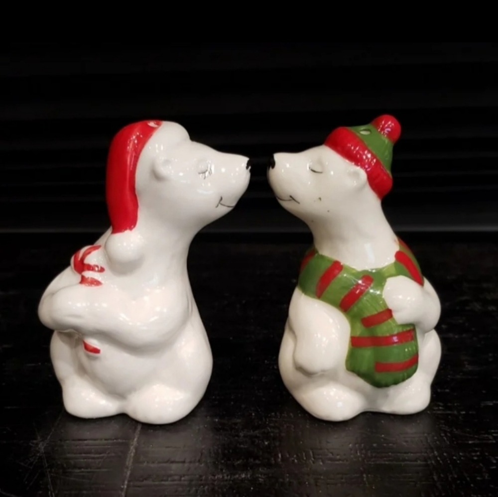 Pfaltzgraff Kissing Polar Bears salt and pepper set